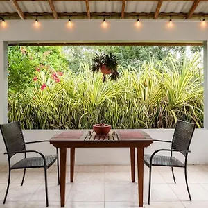 Ancella's Garden Apartment-beach-5min Drive, 1 Hr Montego Bay, 25 Mins Ocho Rios, Continental Breakfast Apartment